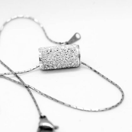 Ciondolo in alluminio Tubetto : monile dallo stile moderno e minimal per donne moderne e originali | Shadi | shadialfazaa.com