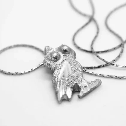 Ciondolo in alluminio Civetta : piccolo charm in alluminio inciso | Shadi Bijoux