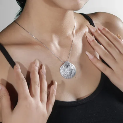Ciondolo in alluminio Conchiglia Cuore: piccolo charm in alluminio inciso | Shadi Bijoux