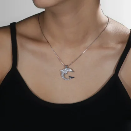 Ciondolo in alluminio Delfino : piccolo charm in alluminio inciso | Shadi Bijoux