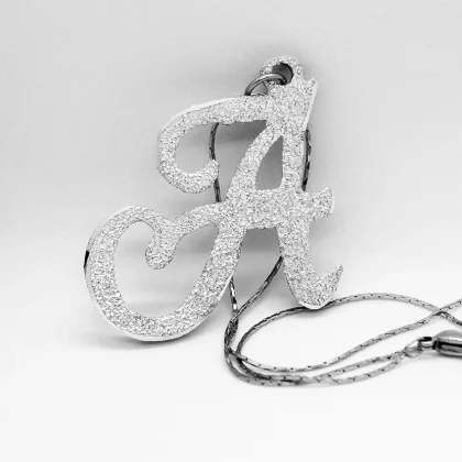 Ciondolo in alluminio Lettera Grande: iniziale maiuscola in corsivo | Shadi Bijoux