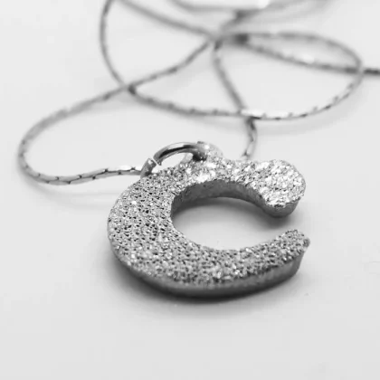 Ciondolo in alluminio Letterina : piccola lettera maiuscola | Shadi Bijoux