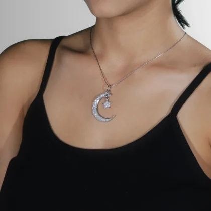 Ciondolo in alluminio Luna con Stella : charm in alluminio inciso | Shadi Bijoux