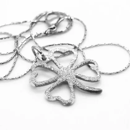 Ciondolo in alluminio Quadrifoglio : piccolo charm in alluminio inciso | Shadi Bijoux