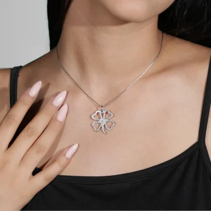 Ciondolo in alluminio Quadrifoglio : piccolo charm in alluminio inciso | Shadi Bijoux