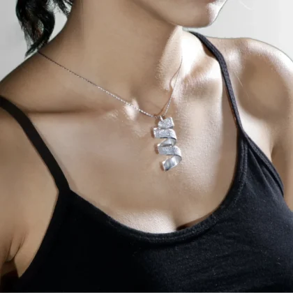 Ciondolo in alluminio Spirale : charm inciso su catena | Shadi Bijoux