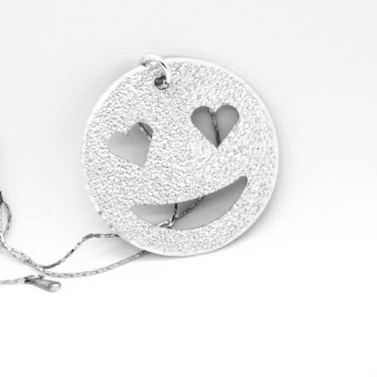 Ciondolo in alluminio Smile : porta un sorriso nel tuo outfit con questo sorridente ciondolo | Shadi | shadialfazaa.com