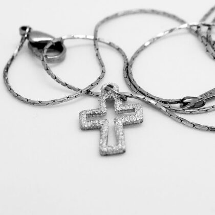 Ciondolo in alluminio Croce Piccola : indossa questo piccolo ciondolo per illuminare il tuo look con discrezione | Shadi | shadialfazaa.com
