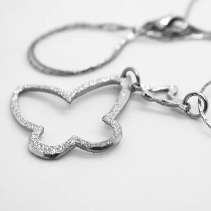 Ciondolo in alluminio Farfalle Doppie : leggero ciondolo con farfalle incise a mano | Shadi | shadialfazaa.com