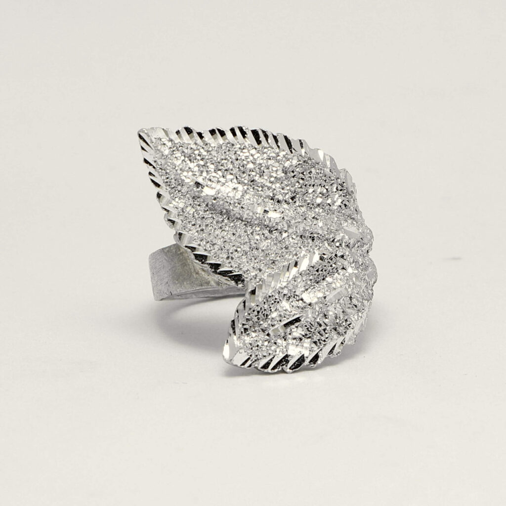 Anello dalle linee Anello in alluminio lavorato Foglie : linee romantiche e delicate per questo anello inciso | Shadi