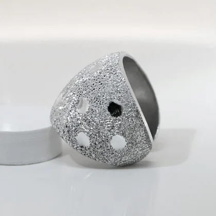 Anello in alluminio Bombato Pois : incisioni come gocce di luce su questo anello bombato | Shadi Bijoux