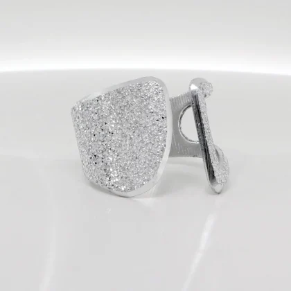 Anello in alluminio Delta: arioso anello con una parte traforata ed una parte piena | Shadi Bijoux