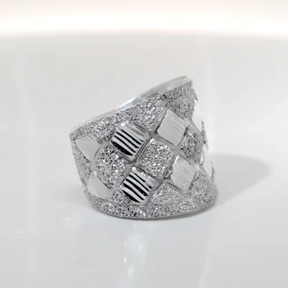 Anello in alluminio diamantato Rombi: combina superfici e texture in un motivo a losanghe alternato | Shadi Bijoux