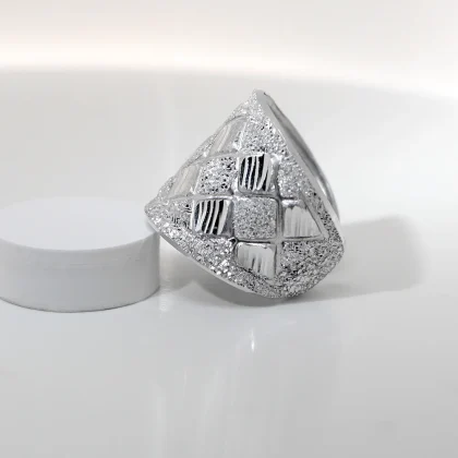 Anello in alluminio diamantato Rombi: combina superfici e texture in un motivo a losanghe alternato | Shadi Bijoux