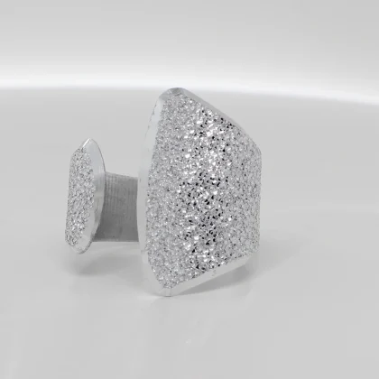 Anello in alluminio Eco: dalla silhouette moderna e asimmetrica | Shadi Bijoux