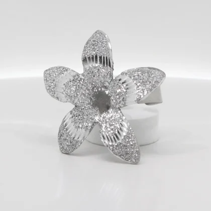 Anello in alluminio Fiore: motivo a fiore a cinque petali, ampio e leggermente rialzato | Shadi Bijoux