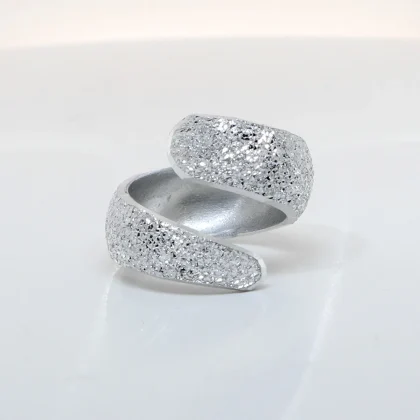 Anello in alluminio Spirale: forma essenziale e avvolgente, con profili leggermente inclinati | Shadi Bijoux