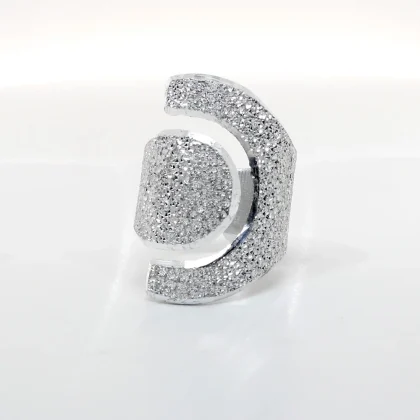 Anello in alluminio Intersezione: forma avvolgente e aperta e profilo asimmetrico | Shadi Bijoux