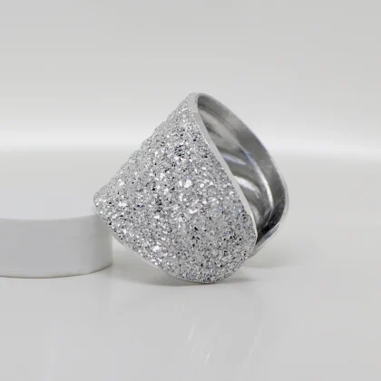 Anello in alluminio Onde: a fascia larga, interamente decorato con una finitura diamantata | Shadi Bijoux