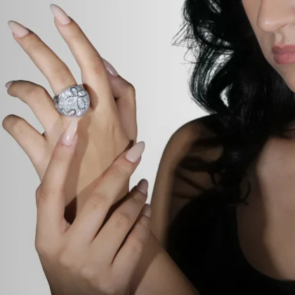 Anello in alluminio inciso Petali: composizione astratta di petali e volute | Shadi Bijoux