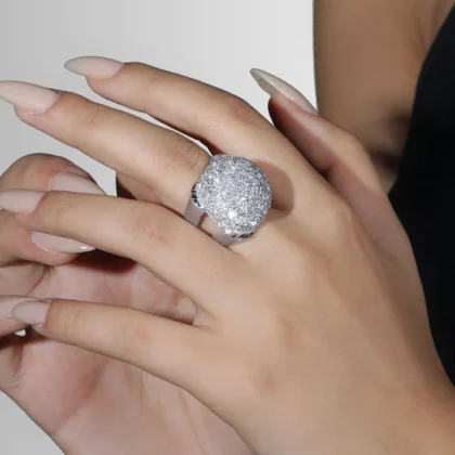 Anello in alluminio Semitondo: cupola centrale bombata rifinita con una texture diamantata brillante | Shadi Bijoux