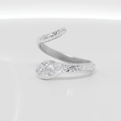 Anello in alluminio Serpentino: una estremità con piccola decorazione rotonda dalla texture diamantata, l’altra più sottile e sagomata | Shadi Bijoux