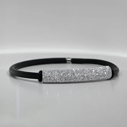 Bracciale Caucciù Liscio : luminoso inserto in alluminio inciso montato su bracciale in caucciù | Shadi Bijoux