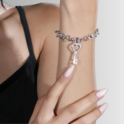 Bracciale charm Chiave del Cuore : charm in alluminio su bracciale a catena | Shadi Bijoux