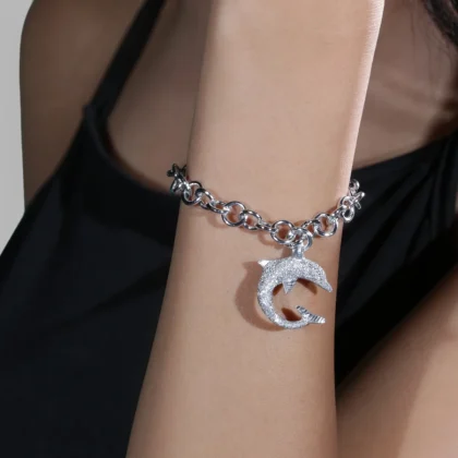 Bracciale charm Delfino : delfino stilizzato su bracciale in maglia di alluminio | Shadi Bijoux