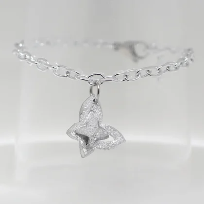Bracciale Charm Farfalletta : bracciale con piccolo charm a forma di farfalla stilizzata | Shadi Bijoux