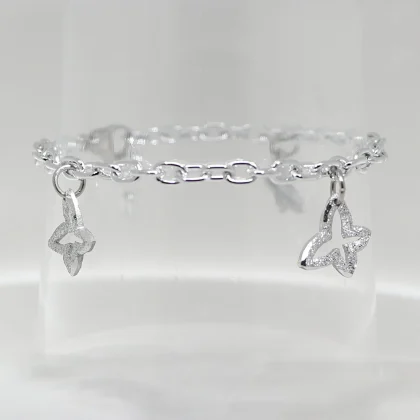 Bracciale Charm Farfallettina : piccolo charm stilizzato che impreziosisce il bracciale a catena | Shadi Bijoux