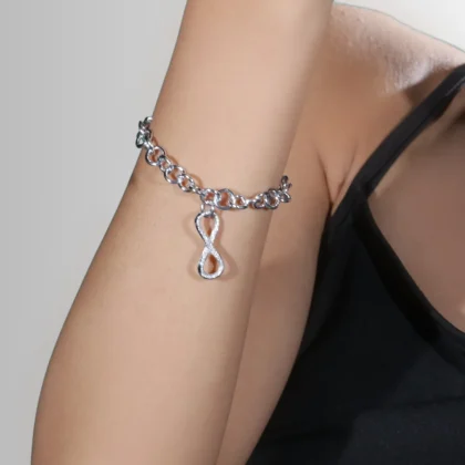 Bracciale charm Infinito : charm a forma di infinito su catena in alluminio | Shadi Bijoux
