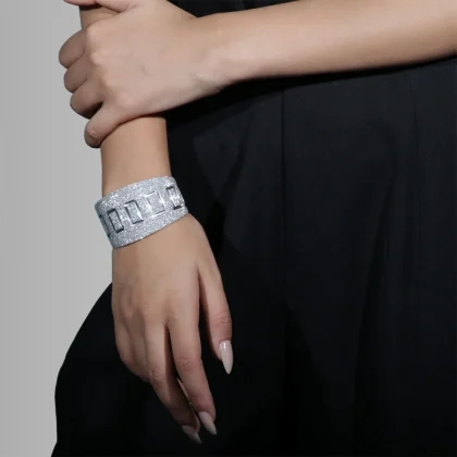 Bracciale in alluminio lastra Quadri : bracciale schiava aperto con incisione diamantata | Shadi Bijoux