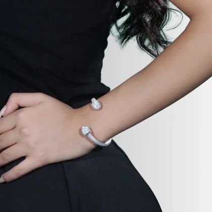 Bracciale in alluminio Nodi Asimmetrico : bracciale dalla linea sinuosa ed avvolgente | Shadi | shadialfazaa.com
