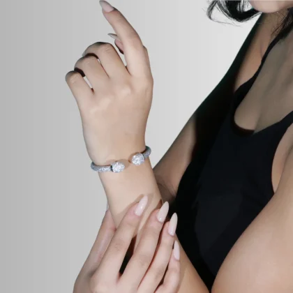 Bracciale aperto in alluminio Nodi : l'elegante rifinitura impreziosisce questo bracciale aperto | Shadi | shadialfazaa.com
