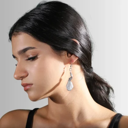 Orecchini in alluminio inciso Boccolo : orecchini dalla linea morbida e sinuosa | Shadi Bijoux