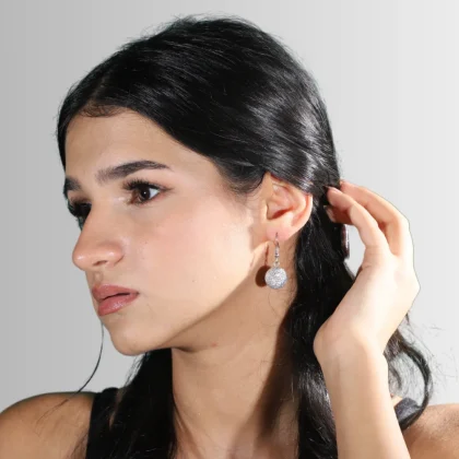 Orecchini in alluminio inciso Sfera: luminose sfere pendenti | Shadi Bijoux