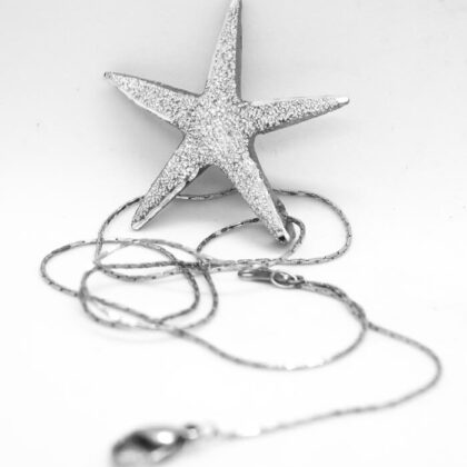 Ciondolo in alluminio Stella Media : questa luminosa stella marina non può mancare nel tuo outfit | Shadi | shadialfazaa.com