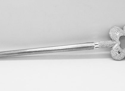 Spillone per capelli Fiore : fai brillare la tua acconciatura con un romantico fermacapelli in alluminio inciso! | Shadi | shadialfazaa.com