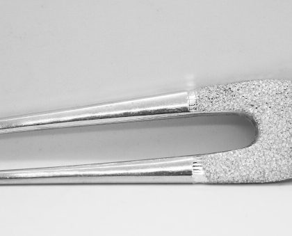Spillone per capelli Spilla : originale fermacapelli in alluminio inciso per adornare la tua acconciatura. | Shadi | shadialfazaa.com