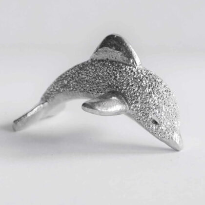 Piccolo delfino in alluminio inciso : decora il tuo angolo preferito della casa con un brillante animaletto! | Shadi | shadialfazaa.com