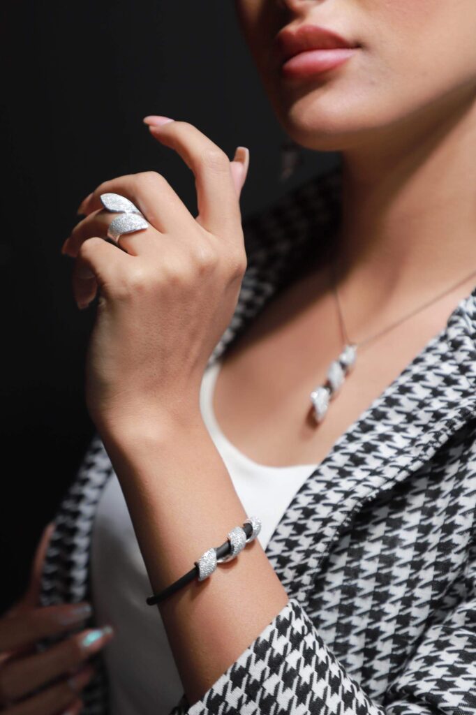 Scopri tutta l'eleganza dei bijoux in alluminio inciso Shadi | Shadi | shadialfazaa.com