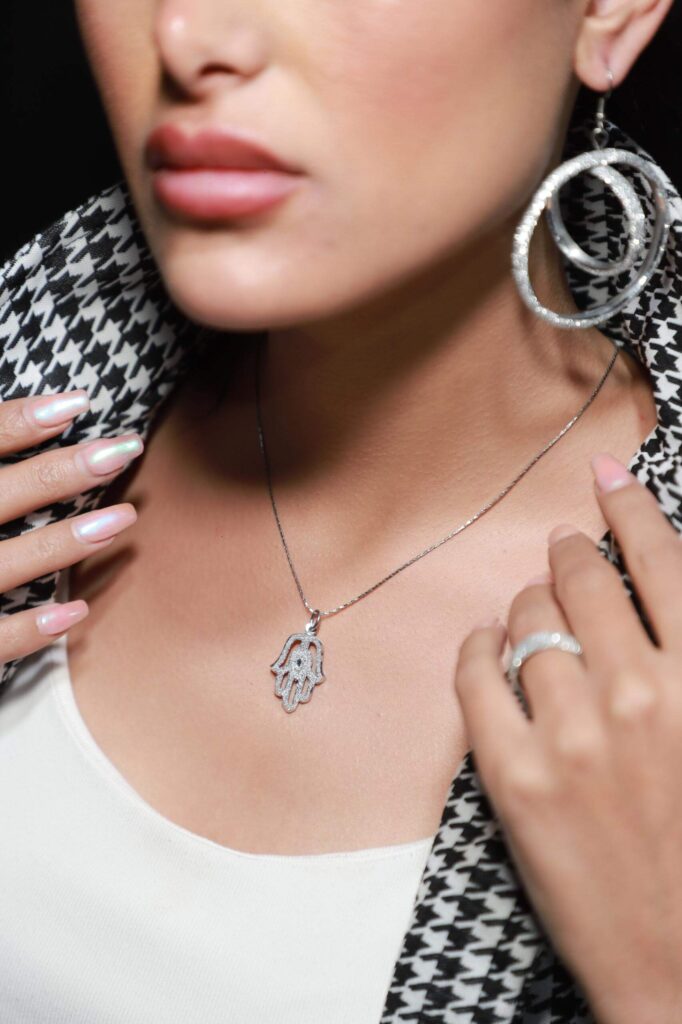 Scopri tutta l'eleganza dei bijoux in alluminio inciso Shadi | Shadi | shadialfazaa.com