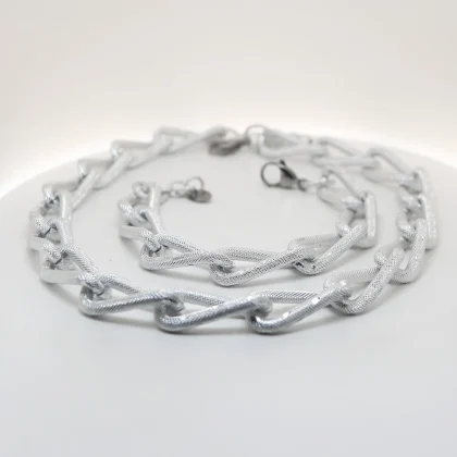 Collana e bracciale in alluminio Coralya composta da maglie allungate e leggermente inclinate | Shadi Bijoux