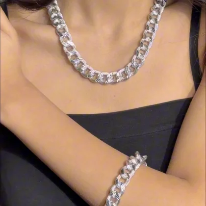 Collana e bracciale in alluminio Nyra in catena dalle maglie grandi e piatte | Shadi Bijoux
