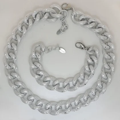 Collana e bracciale in alluminio Vionea in catena a maglie ampie, arrotondate e generose | Shadi Bijoux